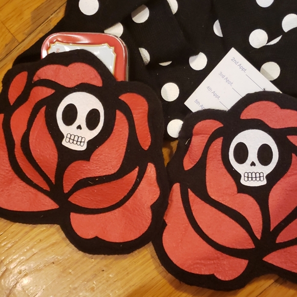 🆕️ Skull Roses Beanie & Polkadot Scarf w Pockets - Picture 2 of 8